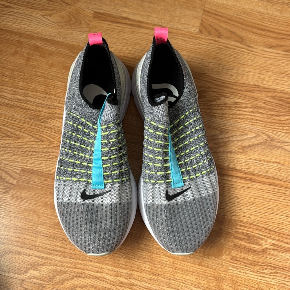 Women’s Nikes - Picture 3 of 4
